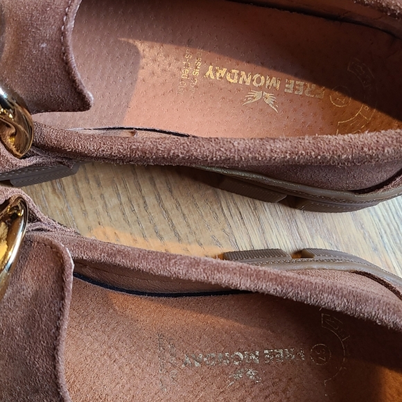 Free Monday Brown moccasin shoes - Picture 2 of 3